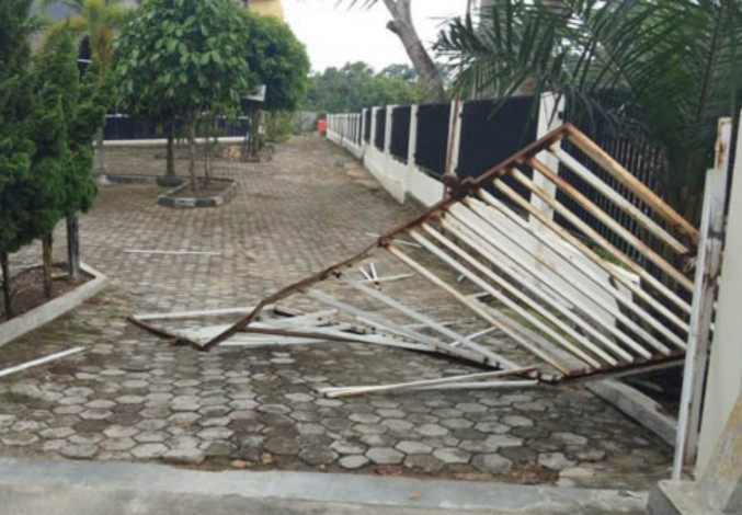 SMSI Riau Kutuk Pelaku Penyerangan Kantor PWI Riau SMSI Riau Kutuk Pelaku Penyerangan Kantor PWI Riaui