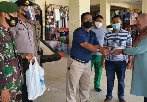 Kesbangpol Riau Bagikan Seribu Masker di Pasar 50 Kesbangpol Riau Bagikan Seribu Masker di Pasar 50i