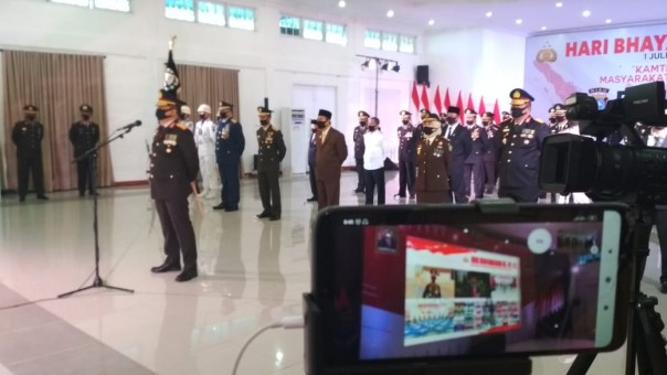 Kapolda Riau bersama Forkompinda Riau Ikuti Upacara Virtual Puncak HUT Bhayangkara Kapolda Riau bersama Forkompinda Riau Ikuti Upacara Virtual Puncak HUT Bhayangkarai