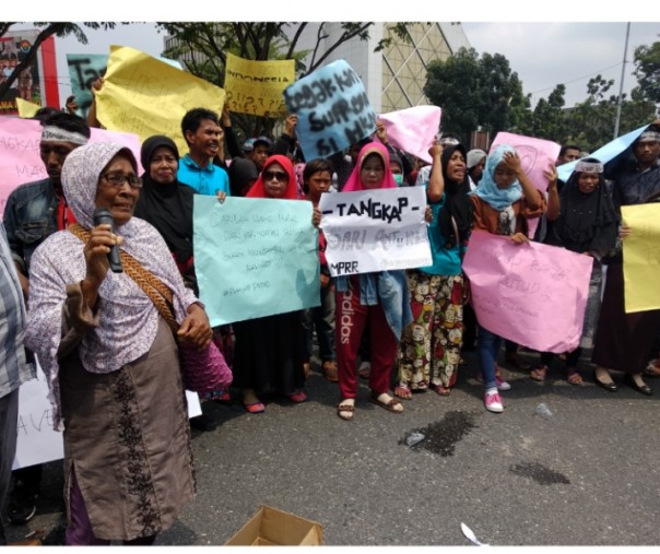 Cucuran Air Mata Iringi Aksi Unjuk Rasa 'Tangkap Sariantoni' di Mapolda Riau Cucuran Air Mata Iringi Aksi Unjuk Rasa 'Tangkap Sariantoni' di Mapolda Riaui