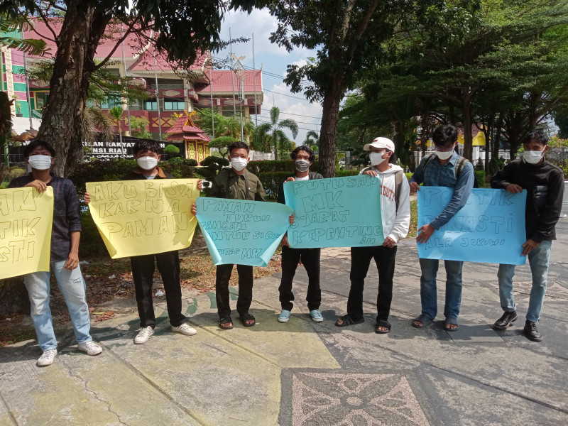 Forum Aksi Mahasiswa Riau Lakukan Aksi Membentangkan Poster Forum Aksi Mahasiswa Riau Lakukan Aksi Membentangkan Posteri