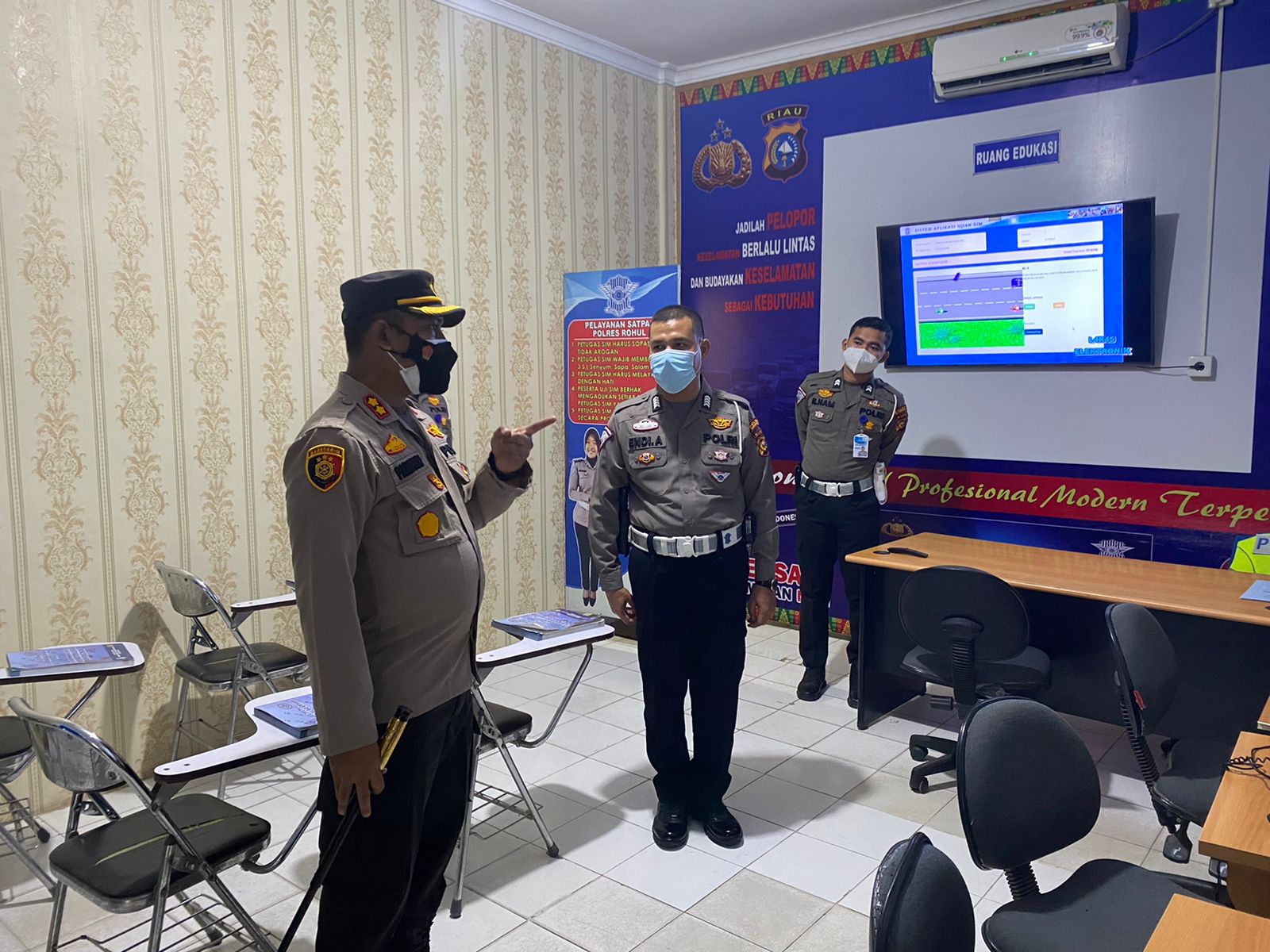 Kapolres Rokan Hulu monitoring Pelayanan Satpas SIM. Memberikan Layanan Prima.