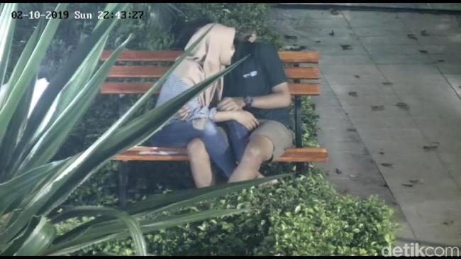 Viral, Pasangan Memadu Kasih Terekam Kamera di Taman Alun-alun Bojonegoro Viral, Pasangan Memadu Kasih Terekam Kamera di Taman Alun-alun Bojonegoroi