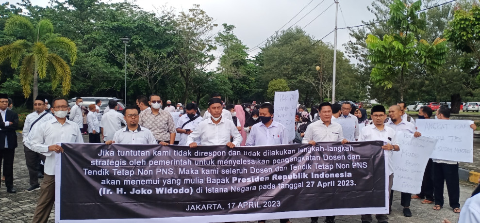 Aksi Damai dan Solidaritas Dosen dan Tendik Tetap Non PNS di Riau Menuntut Pemerintah Selesaikan Permasalahan Non ASN Segera Aksi Damai dan Solidaritas Dosen dan Tendik Tetap Non PNS di Riau Menuntut Pemerintah Selesaikan Permasalahan Non ASN Segerai