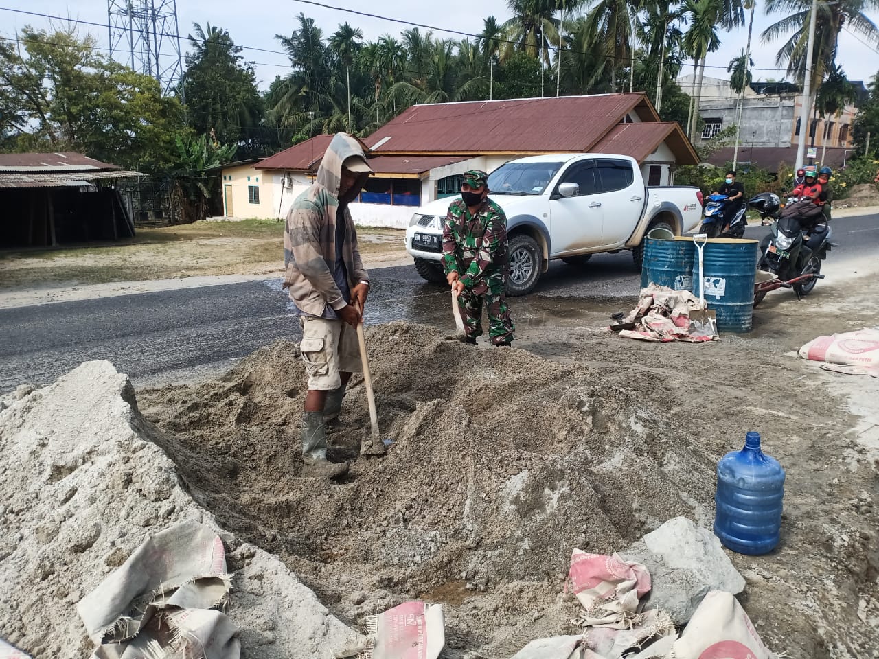 TMMD Ke -110 Kodim 0313/KPR, Tak Peduli Panas Personel Koramil 06/SH Bantu Pekerja Pembuatan Parit TMMD Ke -110 Kodim 0313/KPR, Tak Peduli Panas Personel Koramil 06/SH Bantu Pekerja Pembuatan Pariti