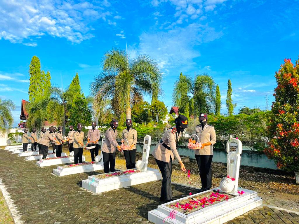 HUT Polwan ke 74, Para Polwan Cantik Ziarah Taman Makam Pahlawan HUT Polwan ke 74, Para Polwan Cantik Ziarah Taman Makam Pahlawani