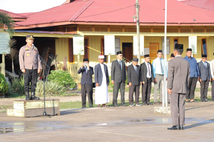 Giat Rutin Bulanan Police Goes to School, Wakapolres Meranti jadi Irup Senin di Ponpes Darul Fikri Giat Rutin Bulanan Police Goes to School, Wakapolres Meranti jadi Irup Senin di Ponpes Darul Fikrii