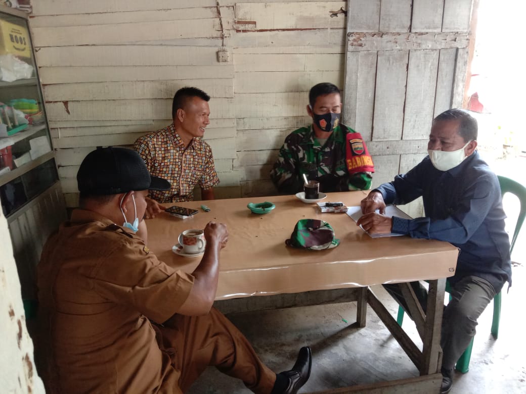 Eratkan Silaturahmi Dengan Warga, Babinsa Koramil 06/SH Lakukan Komsos Eratkan Silaturahmi Dengan Warga, Babinsa Koramil 06/SH Lakukan Komsosi