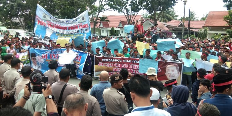 Ribuan Massa Desak Polda Riau Tangkap Ketua Baguna PDIP Riau Ribuan Massa Desak Polda Riau Tangkap Ketua Baguna PDIP Riaui