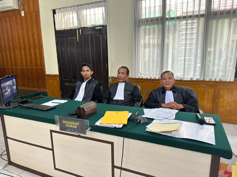 Freddy menghimbau kepada kepolisian Polda Riau dan Kejari, agar pernyataan dua pengacara di media tidak digubris. Freddy menghimbau kepada kepolisian Polda Riau dan Kejari, agar pernyataan dua pengacara di media tidak digubris.i