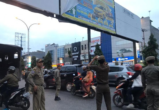 Beberapa Bando Ilegal Masih Berdiri di Kota Pekanbaru Beberapa Bando Ilegal Masih Berdiri di Kota Pekanbarui