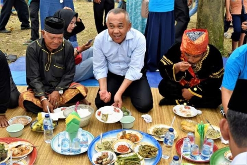 Gubri Makan Bajambau di Wisata Teluk Jering Gubri Makan Bajambau di Wisata Teluk Jeringi