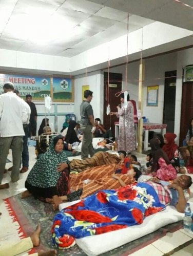 Diduga Keracunan, Puluhan Warga Mandah Muntah-muntah Usai Makan Diacara Akad Nikah Diduga Keracunan, Puluhan Warga Mandah Muntah-muntah Usai Makan Diacara Akad Nikahi