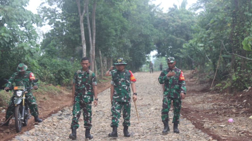 Komandan Satgas TMMD ke-126 Laksanakan Pengerasan Jalan di Hari ke-20, Progres Capai 86% Komandan Satgas TMMD ke-126 Laksanakan Pengerasan Jalan di Hari ke-20, Progres Capai 86%
