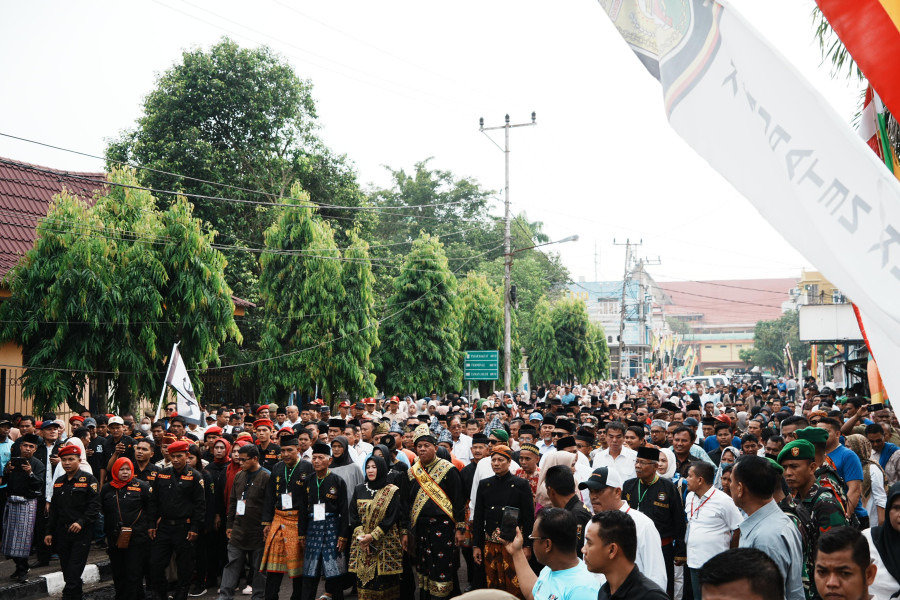 Ribuan Masyarakat Antusias Antar Pasangan Suhardiman Amby - Mukhlisin Mendaftar ke KPU Ribuan Masyarakat Antusias Antar Pasangan Suhardiman Amby - Mukhlisin Mendaftar ke KPUi