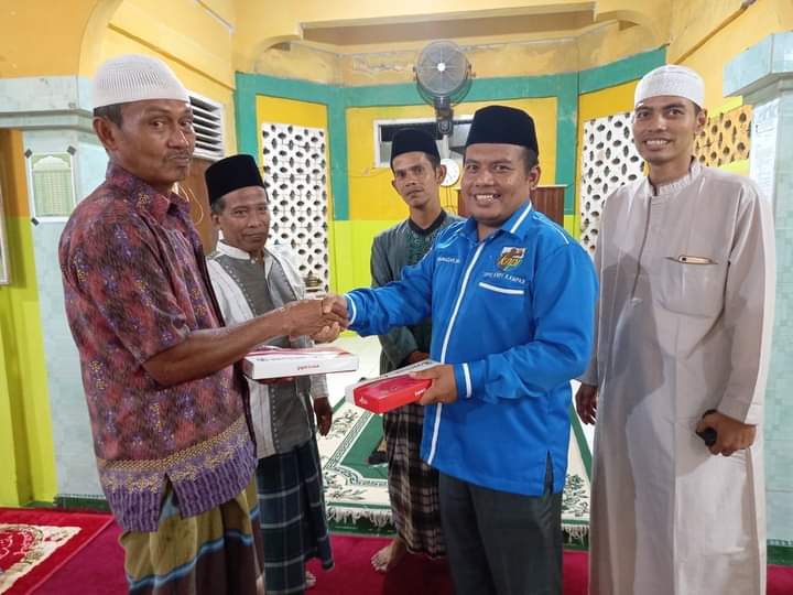 Safari Ramadhan KNPI Kampar bagikan kain sarung HERO Safari Ramadhan KNPI Kampar bagikan kain sarung HEROi