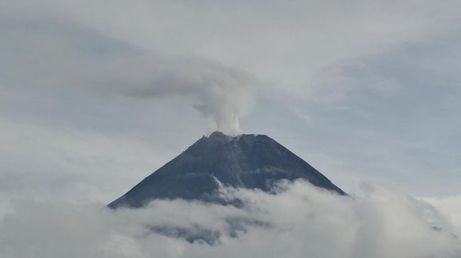 Merapi Kembali Luncurkan Awan Panas Sejauh 1,8 Km Merapi Kembali Luncurkan Awan Panas Sejauh 1,8 Kmi