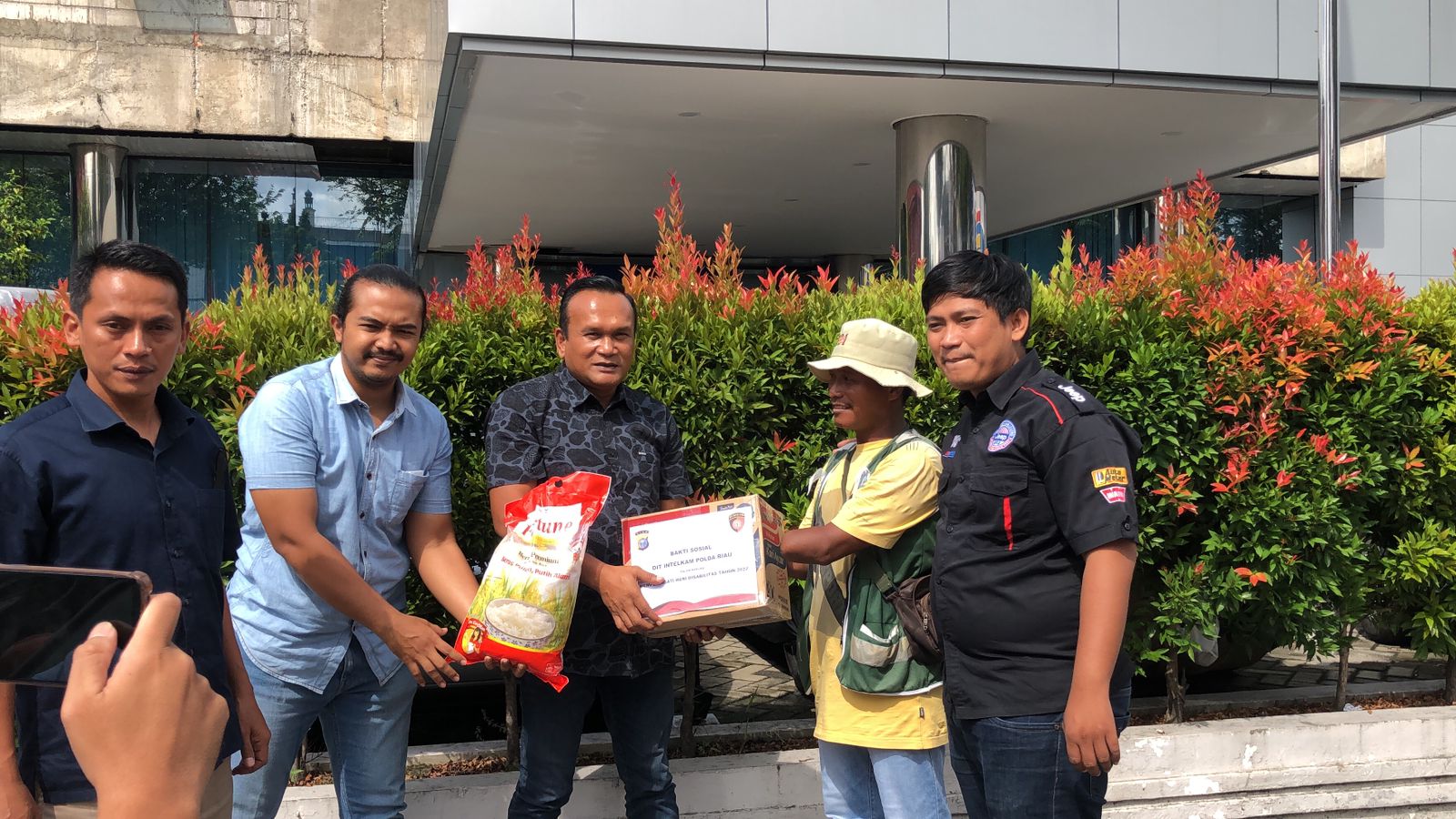Polda Riau Kembali Salurkan Bantuan Tali Asih Untuk Penyandang Disabilitas Polda Riau Kembali Salurkan Bantuan Tali Asih Untuk Penyandang Disabilitasi