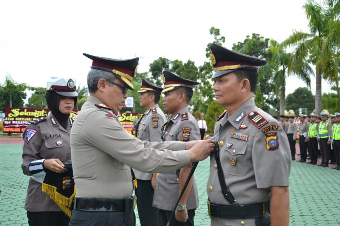 Kapolres Siak Pimpin Sertijab Wakapolres dan Kapolsek Bunga Raya Kapolres Siak Pimpin Sertijab Wakapolres dan Kapolsek Bunga Rayai