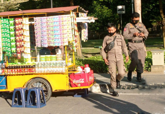 Dilarang, PKL Masih Nekat Jualan di RTH Putri Kaca Mayangi