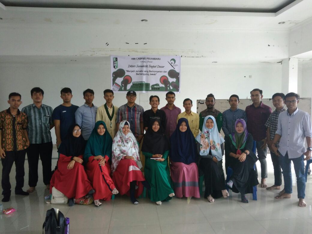 Hmi Cabang Pekanbaru Hadirkan Wakil Ketua PWI Riau Hmi Cabang Pekanbaru Hadirkan Wakil Ketua PWI Riaui