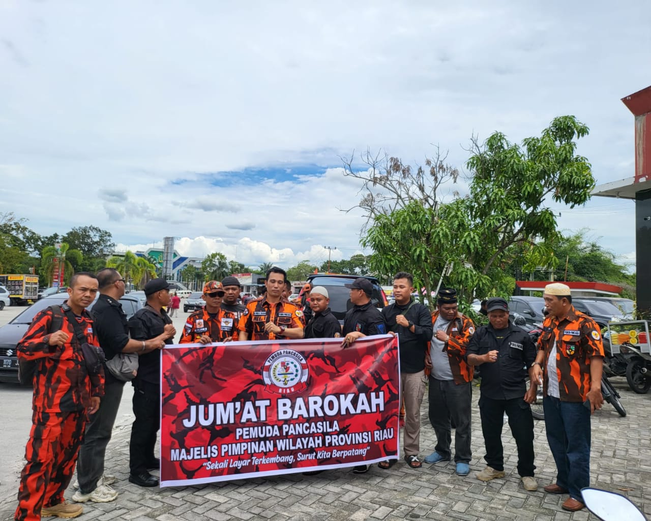 Jumat Berkah, Pemuda Pancasila Majelis Pimpinan Wilayah Provinsi Riau Bagi-Bagi Nasi Kotaki