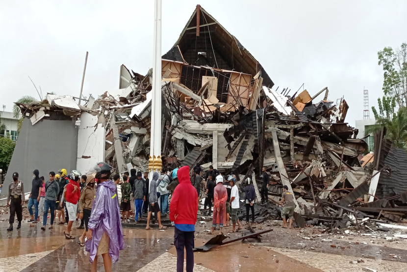 Kantor Gubernur Sulbar Berlantai Empat Rata dengan Tanah