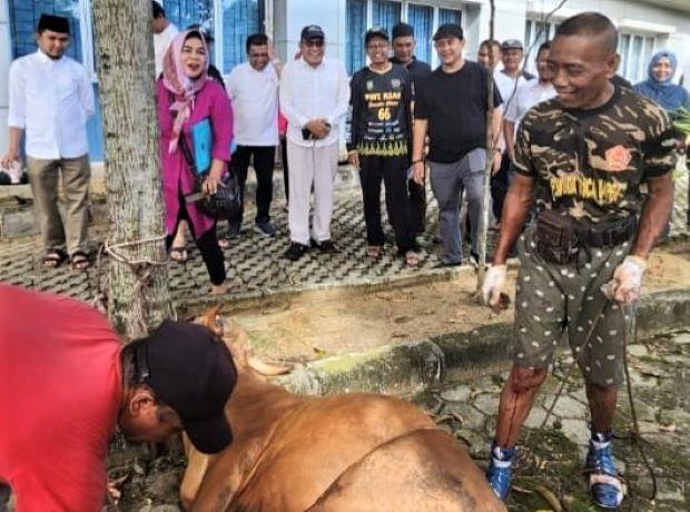 Sembelih Sembilan Hewan Kurban, PWI Riau Berbagi Daging Untuk Wartawan, Masyarakat dan Panti Asuhan Sembelih Sembilan Hewan Kurban, PWI Riau Berbagi Daging Untuk Wartawan, Masyarakat dan Panti Asuhani