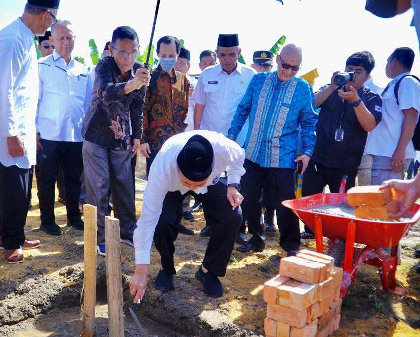 Bersama Gubri, Pj Bupati Kampar Letakkan Batu Pertama Pembangunan Ponpes Ma'had Islam di Siak Hulu Bersama Gubri, Pj Bupati Kampar Letakkan Batu Pertama Pembangunan Ponpes Ma'had Islam di Siak Hului