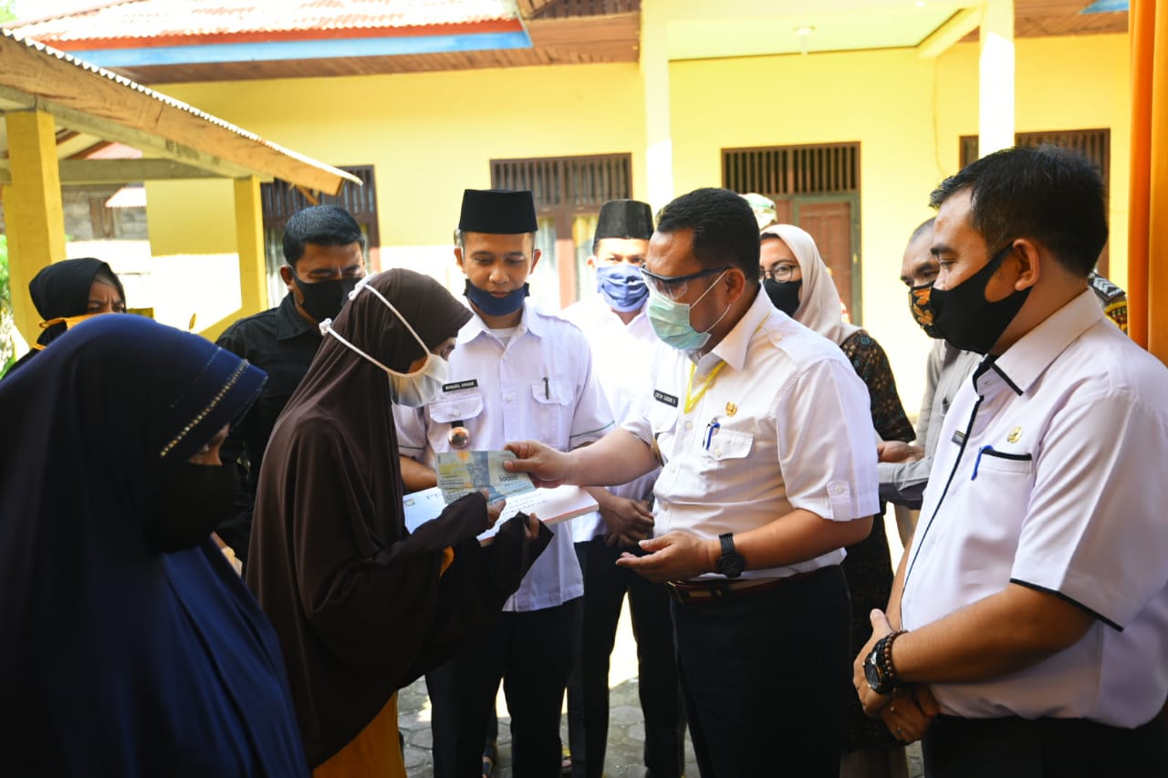 Bola Panas Dana Covid Kampar dan Independensi Wartawan Bola Panas Dana Covid Kampar dan Independensi Wartawan i