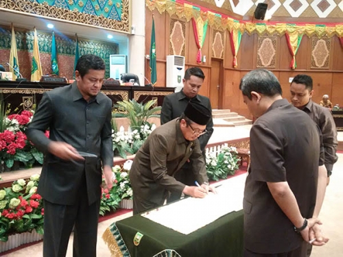 Sidang Paripurna DPRD Riau Putuskan Pajak Pertalite di Riau 5% Sidang Paripurna DPRD Riau Putuskan Pajak Pertalite di Riau 5%i