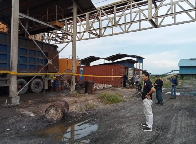 Seorang Security Perusahaan Kelapa Sawit Diduga Disekap Petugas KLHK Seorang Security Perusahaan Kelapa Sawit Diduga Disekap Petugas KLHKi