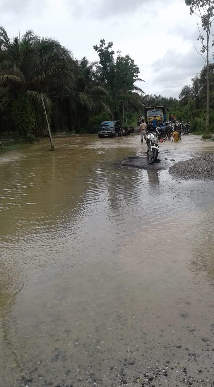 Jalan Utama Desa Rusak Parah, ini Harapan Mahasiswa Lubuk Batu Jaya Jalan Utama Desa Rusak Parah, ini Harapan Mahasiswa Lubuk Batu Jayai