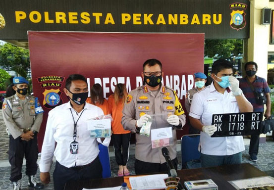 Raup Rp700 Juta dari Korban, Begini Modus Hipnotis yang Dilakukan WNA Tiongkok di Pekanbaru Raup Rp700 Juta dari Korban, Begini Modus Hipnotis yang Dilakukan WNA Tiongkok di Pekanbarui