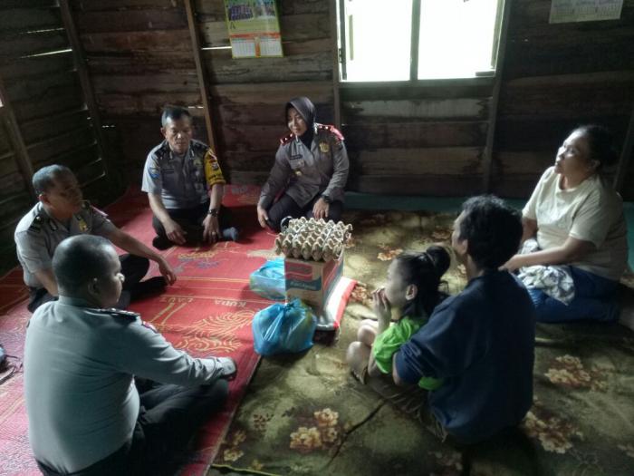 Polsek Siak Hulu Bantu Gadis Lumpuh di Desa Pandau Jaya Polsek Siak Hulu Bantu Gadis Lumpuh di Desa Pandau Jayai