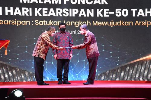 Gubernur Riau Hibahkan Tanah kepada ANRI Gubernur Riau Hibahkan Tanah kepada ANRIi