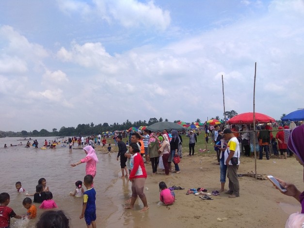 Objek Wisata Pulau Cinta Ramai Dikunjungi Warga Objek Wisata Pulau Cinta Ramai Dikunjungi Wargai
