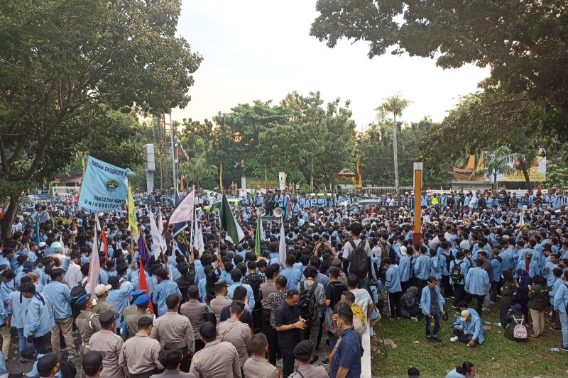 Mahasiswa Universitas Riau Ancam Kerahkan Massa Lebih Besar Jika Tuntutannya Tak Diakomodir Mahasiswa Universitas Riau Ancam Kerahkan Massa Lebih Besar Jika Tuntutannya Tak Diakomodiri
