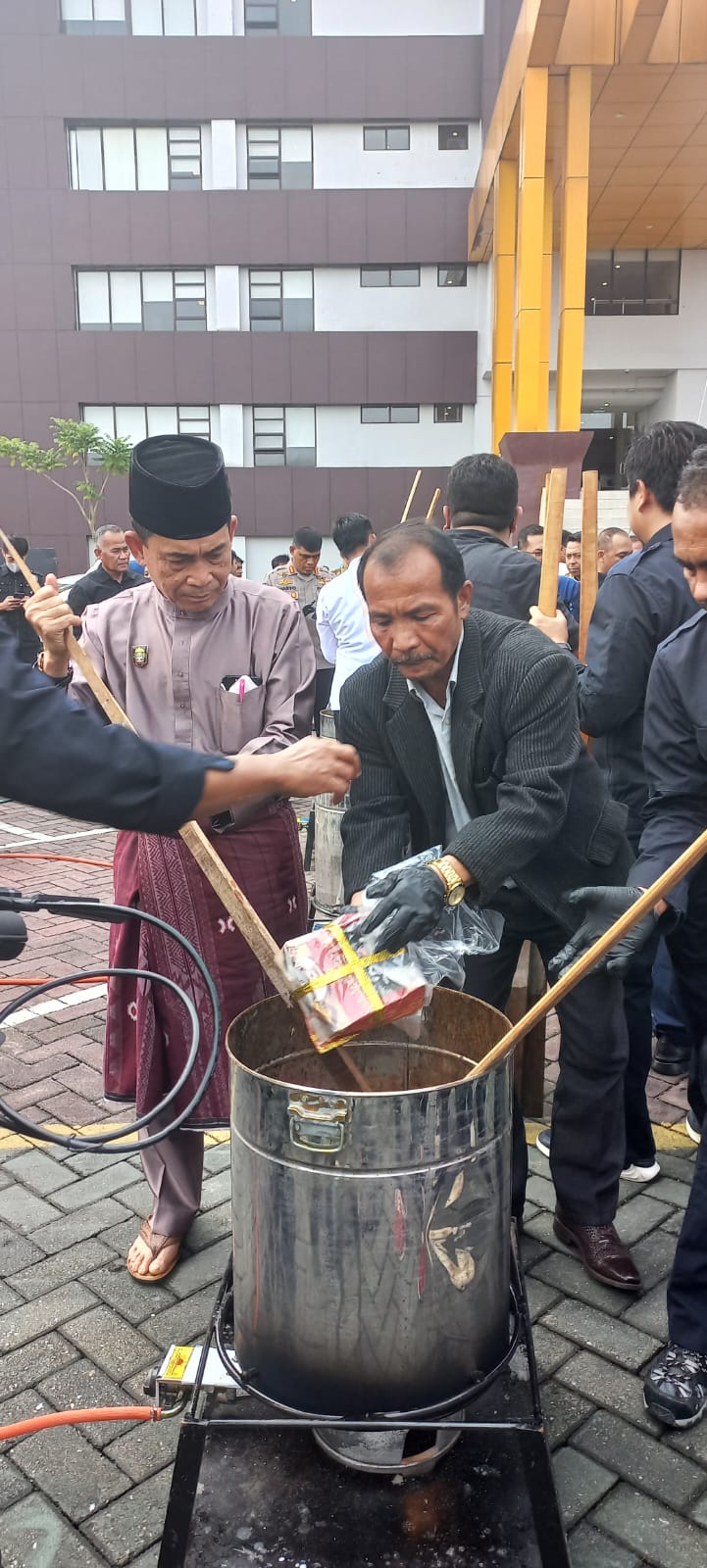 Ketua DPD GRANAT Riau Acungkan Jempol kepada Polda Riau ungkap Peredaran Gelap Narkotika Ketua DPD GRANAT Riau Acungkan Jempol kepada Polda Riau ungkap Peredaran Gelap Narkotikai