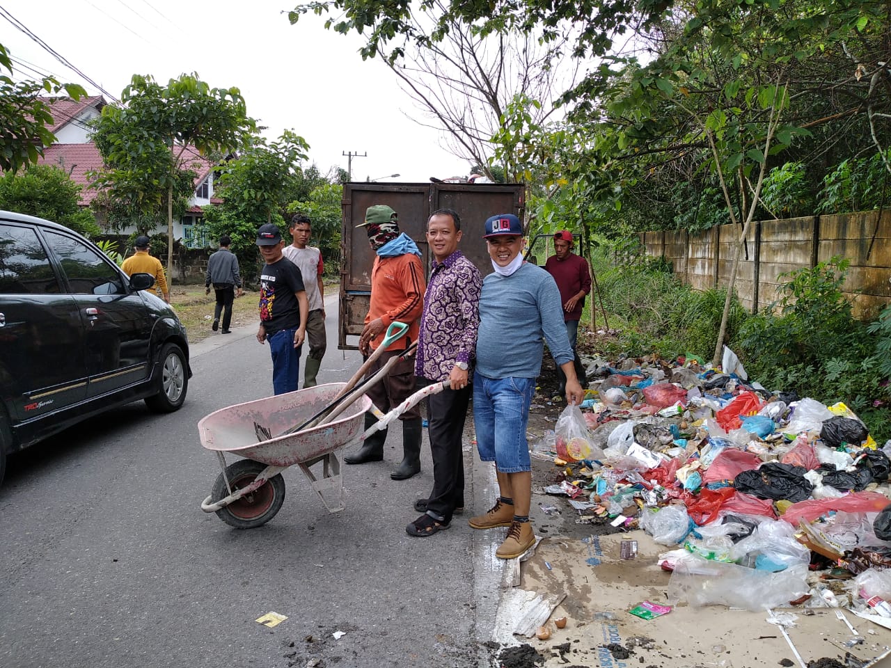 Anggota DPRD Pekanbaru Zainal Arifin Turun Langsung Bersihkan Sampah Anggota DPRD Pekanbaru Zainal Arifin Turun Langsung Bersihkan Sampahi