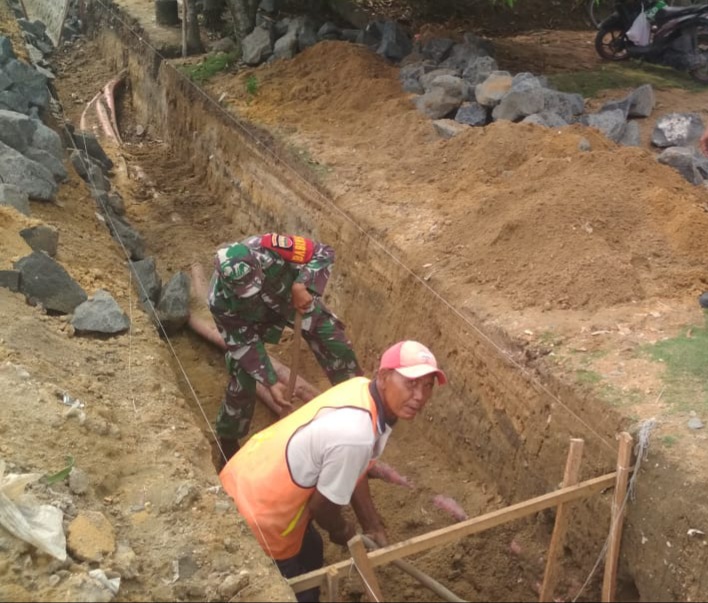 Babinsa Koramil 06/SH Bantu Masyarakat Dalam Membuat Drainase Babinsa Koramil 06/SH Bantu Masyarakat Dalam Membuat Drainasei