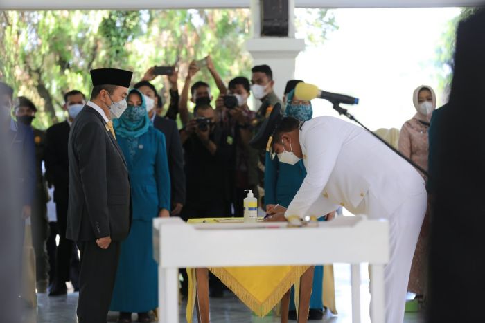 Gubri Resmi Lantik ASA Sebagai Bupati dan Wakil Bupati Kuansing Gubri Resmi Lantik ASA Sebagai Bupati dan Wakil Bupati Kuansingi