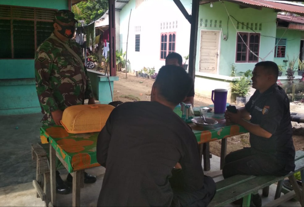 Babinsa Koramil 06/SH Jalin Komunikasi Sosial Dengan Security PT 2000 Babinsa Koramil 06/SH Jalin Komunikasi Sosial Dengan Security PT 2000i