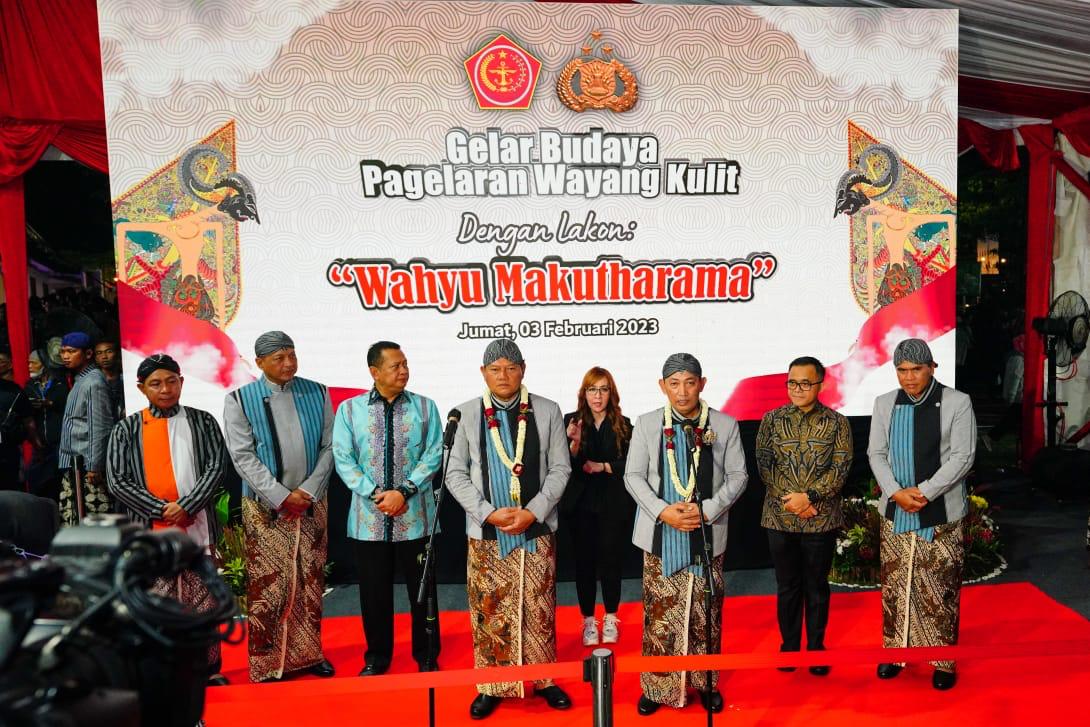 Gelar Wayang Kulit, Kapolri: Perkuat Sinergitas TNI-Polri dan Semakin Dekat dengan Masyarakat Gelar Wayang Kulit, Kapolri: Perkuat Sinergitas TNI-Polri dan Semakin Dekat dengan Masyarakati