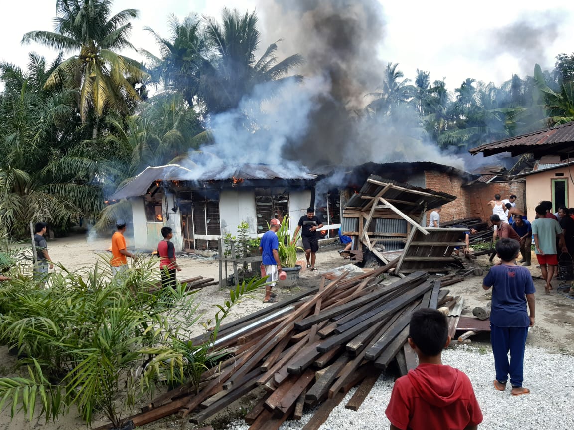 Diduga Disebabkan Arus Pendek, Rumah Warga Pangkalan Baru Hangus Dilalap Si Jago Merah Diduga Disebabkan Arus Pendek, Rumah Warga Pangkalan Baru Hangus Dilalap Si Jago Merahi