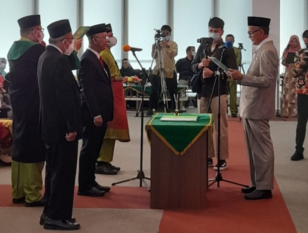Prof Syafrinaldi Dilantik sebagai Rektor UIR Periode 2021-2025 Prof Syafrinaldi Dilantik sebagai Rektor UIR Periode 2021-2025i