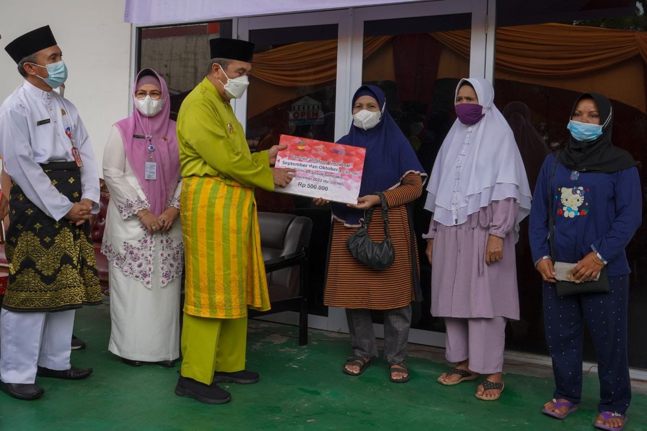 Gubri Syamsuar Salurkan BLT BBM dan Sembako Untuk Masyarakat Provinsi Riau Gubri Syamsuar Salurkan BLT BBM dan Sembako Untuk Masyarakat Provinsi Riaui