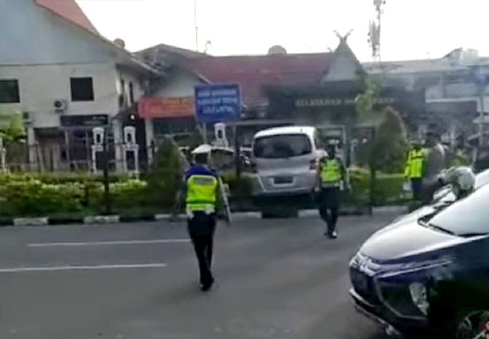 Pengemudi Honda Freed Tabrak Pagar Pembatasan Jalan Sudirman Pengemudi Honda Freed Tabrak Pagar Pembatasan Jalan Sudirmani