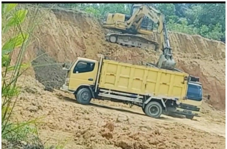 Diduga Tak Berizin, Aktivitas Galian C di Desa Makmur Pelalawan Masih Berlangsung Meski Sudah Diingatkan ESDM Diduga Tak Berizin, Aktivitas Galian C di Desa Makmur Pelalawan Masih Berlangsung Meski Sudah Diingatkan ESDMi