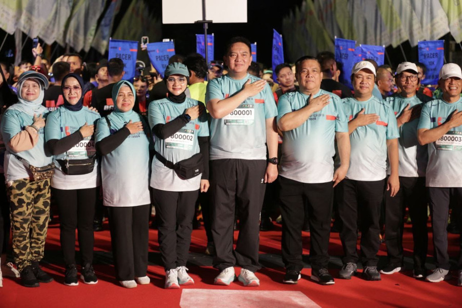 Lomba lari dalam rangka HUT ke-78 Bhayangkara itu, dihiasi runtik-rintik hujan gerimis Lomba lari dalam rangka HUT ke-78 Bhayangkara itu, dihiasi runtik-rintik hujan gerimisi
